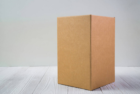 空包棕色纸板盒或托盘在明亮的木桌上
