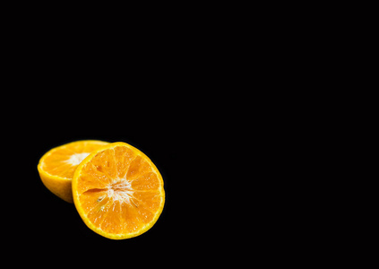 橙色是一个在黑色背景上复制空间的水果