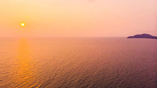 日落与海在天空背景