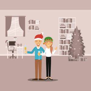 夫妇在正式的衣服庆祝圣诞节与香槟和他与 van 堤胡子和红色圣诞帽和她的绿色圣诞帽在多彩的场面在家里