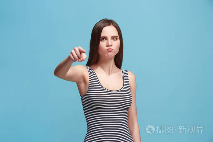 傲慢的女人指着你, 想要你, 半长特写肖像在蓝色背景上