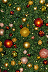 用装饰球把绿色圣诞树合上
