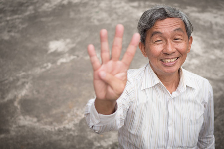 快乐老人指着四个手指, 微笑着高级, 积极退休的领取养老金的人像