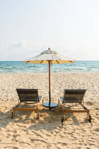 沙滩和海上的雨伞和椅子