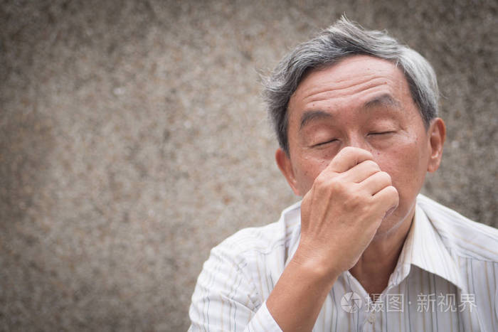 高级位生病的老人流感感冒流鼻涕