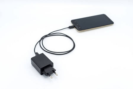 黑色交流充电器和 Usb 电缆连接到手机上