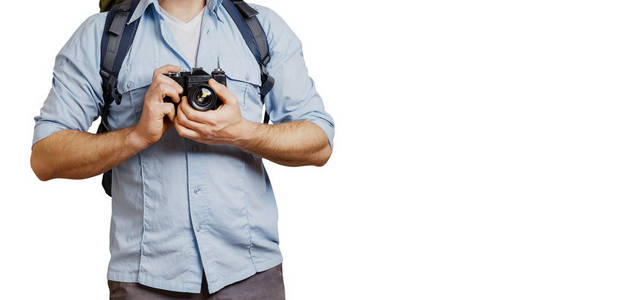 无法辨认的男子旅行者博客男子与背包和电影相机隔离。 徒步旅游旅行概念