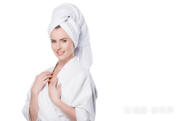 穿着浴袍和毛巾在白色头发上清洁皮肤的女性
