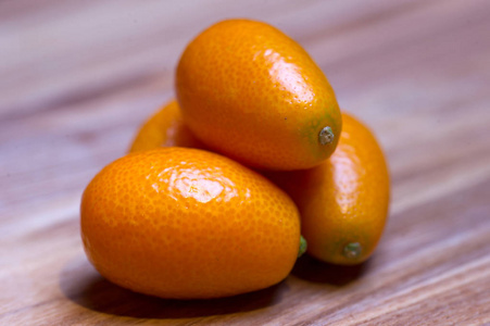 木桌上散发的金橘水果