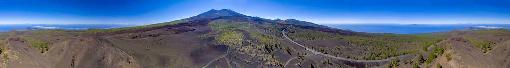 火山景色中美丽山脉的全景日落景色。