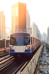 BTS空中列车正在曼谷市中心运行。 在曼谷，空中火车是最快的交通方式