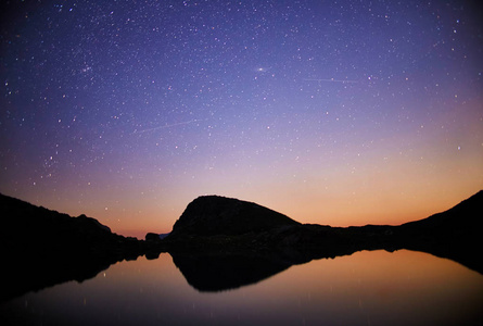 夜在山谷范围 Arkhyz, 俄国, 高加索。神话般的夜空在群山中, 神奇的大自然, 夏日的群山。旅行和远足