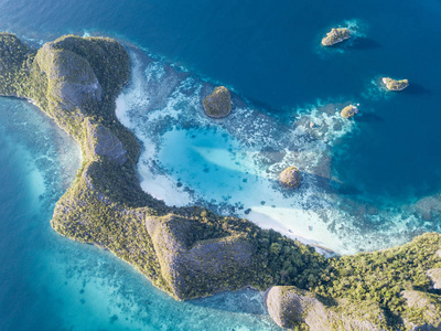 石灰石群岛是从印度尼西亚威拉格拉贾安帕特的华丽泻湖升起的。 这个偏远的热带地区以其令人难以置信的海洋生物多样性而闻名。