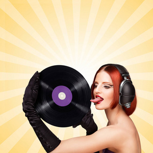 彩色照片，一个女孩戴着巨大的老式音乐耳机，舔着紫色的LP微槽乙烯基记录在彩色抽象卡通风格的背景上。
