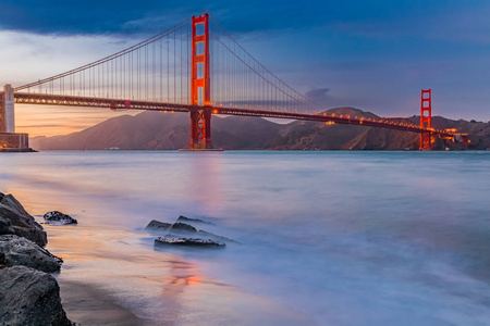 旧金山的金门大桥在海滩上日落