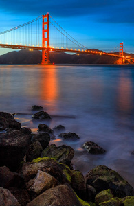 旧金山的金门大桥在海滩上日落