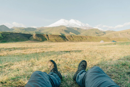 坐在山前的人 Elbrus