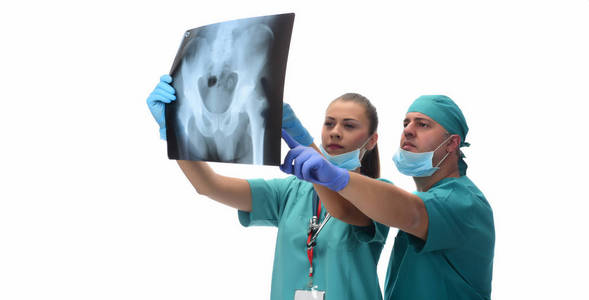 放射科医生检查鼻股骨X线，在白色背景下分离