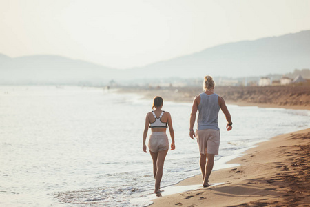 夫妻在一起在海滩上散步