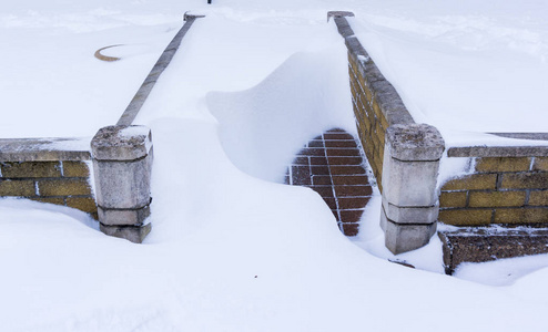 人行道上的雪流