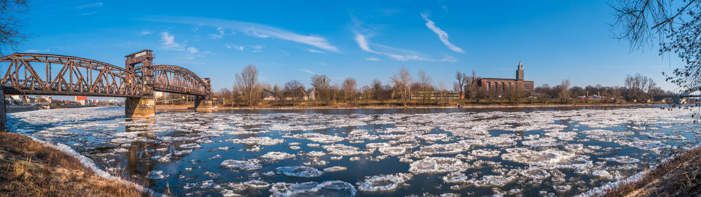 马格德堡市区冰漂期间的全景图