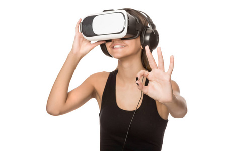 戴着虚拟现实眼镜的女人。 未来的技术概念。