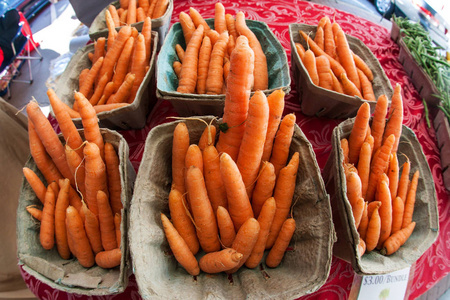 当地市场出售胡萝卜容器图片