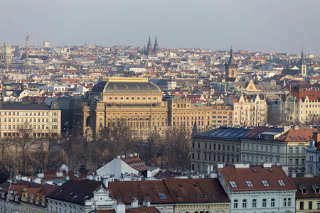 阳光明媚的冬天，布拉格市，它的大教堂，历史建筑和塔楼，捷克共和国