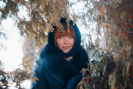 白俄罗斯明斯克2017年2月1日 美丽的红头发女孩在无线