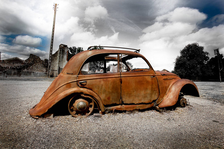 被轰炸摧毁的房屋废墟