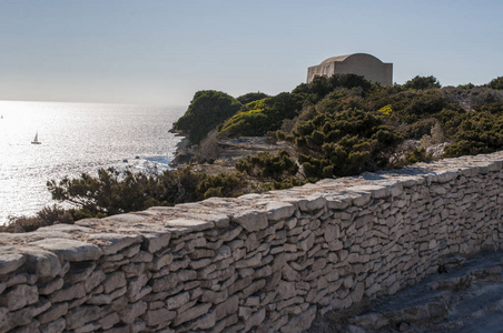 科西嘉05092017法国和意大利在博尼法西奥海峡石灰石顶部建立的国际博奇德博尼法海洋公园自然保护区的石头建筑1993年