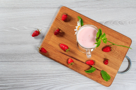 杯薄荷与木材 c 上的新鲜草莓奶昔