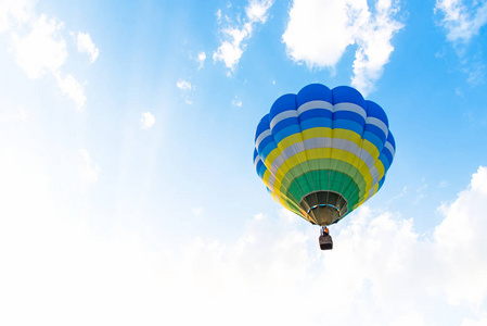 热气球在蓝天上飞舞。
