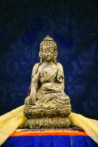 佛像雕塑。 由黄金制成的佛陀雕像。 佛教宗教观念。