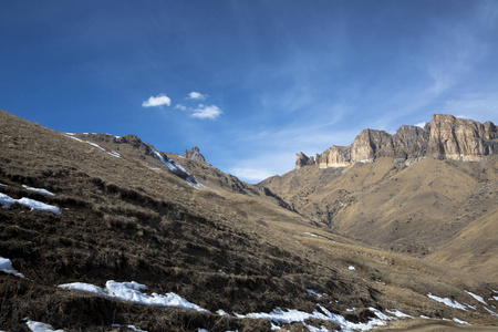 山景美丽的高岩景观，风景如画的山峡顶对蓝天。 北高加索旅游和旅游的野生性质