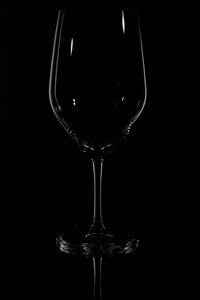 葡萄酒杯隔离在黑色上