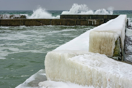 冬天的海景。 波涛汹涌的海浪在黑海海岸的海滩上冰雪。 2018年3月2日，乌克兰敖德萨