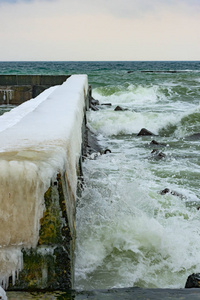 冬天的海景。 波涛汹涌的海浪在黑海海岸的海滩上冰雪。 2018年3月2日，乌克兰敖德萨