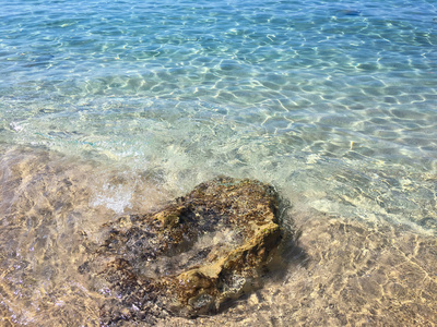 地中海沿岸海岸的水质地。在海滩上的石头。海水的质地。亚得里亚海。水自然背景