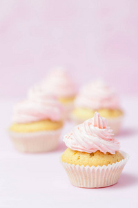 在粉红色的背景粉色奶油装饰的蛋糕。好漂亮的蛋糕垂直横幅, 生日贺卡, 婚礼, 妇女节。关闭摄影。选择性聚焦