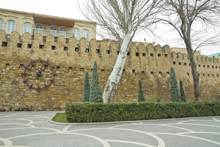 古老要塞的大门, 巴库老城的入口。阿塞拜疆巴库。巴库老城的城墙。伊切里谢尔老了, 或者是内城。镇上墙上的钟。制作图片的人