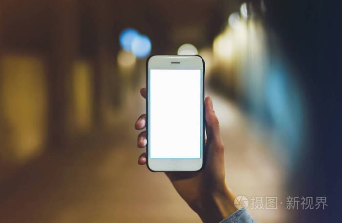 hipster手中拿着清洁小工具手机特写博主手指着空白屏幕智能手机背景