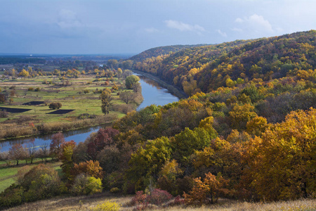 河流和森林在秋天。乌克兰