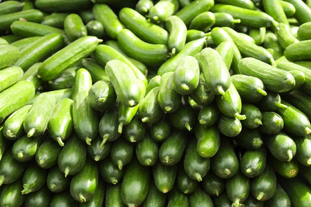 春夏排毒果蔬饮食。把收获堆收起来。超市站的清洁和闪亮的蔬菜水果分类。健康饮食理念