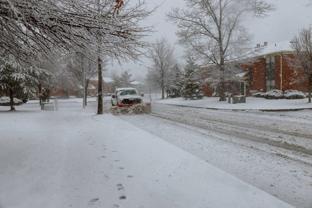 从城市道路上除雪，卡车在马路上除雪