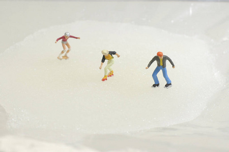 冰上小玩具溜冰者的乐趣