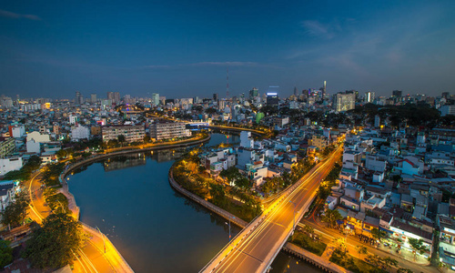 皇家优质免费股票图像鸟瞰胡志明市越南。 美丽的摩天大楼沿着河光平滑的城市发展胡志明市越南。