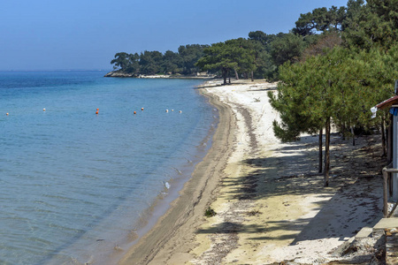 位于马其顿东部和希腊色雷斯的塔索斯岛上有蓝色水域的海滩
