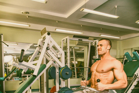 肌肉发达的人在健身房锻炼