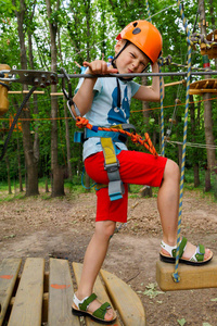 那个男孩爬上绳子公园